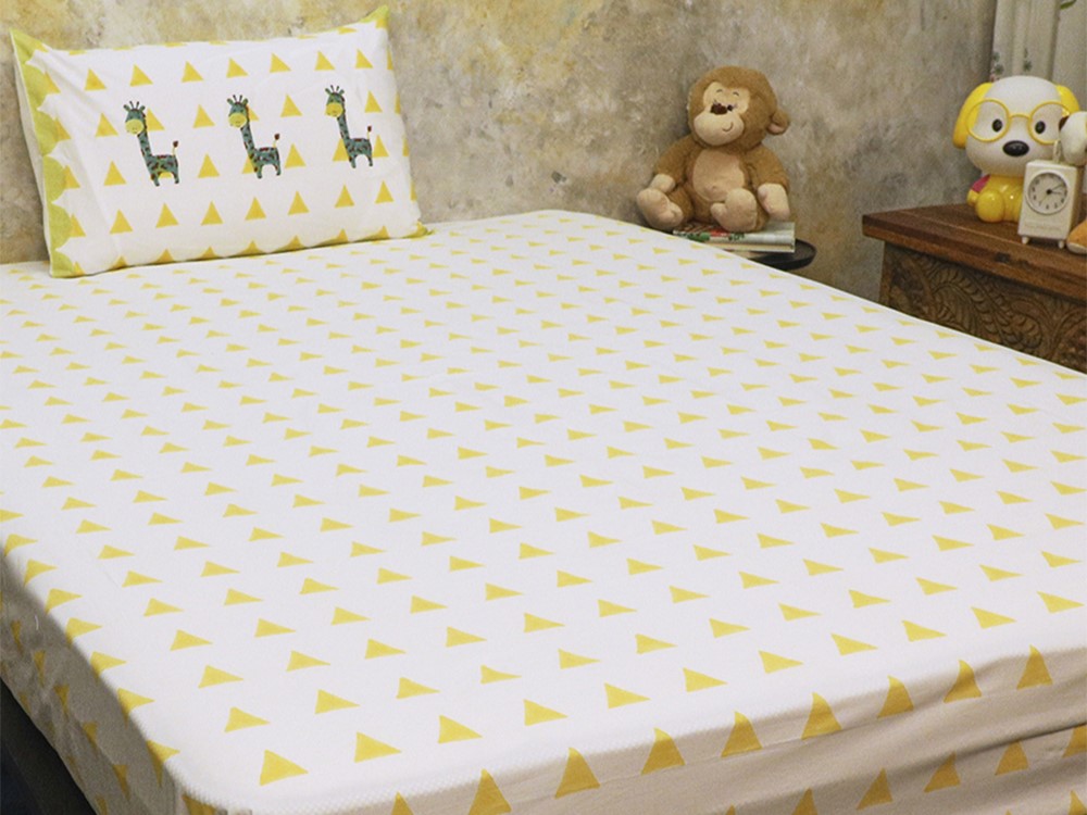 My Best Friend Gira the Giraffe Kid's Bedsheet